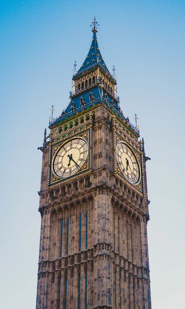 Tháp đồng hồ Big Ben ở London