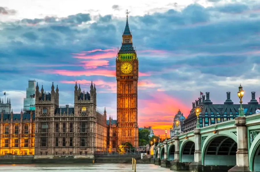 Tháp đồng hồ Big Ben vào ban đêm