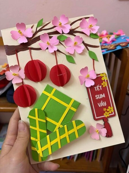 Thiệp tết đơn giản với hoa mai giấy