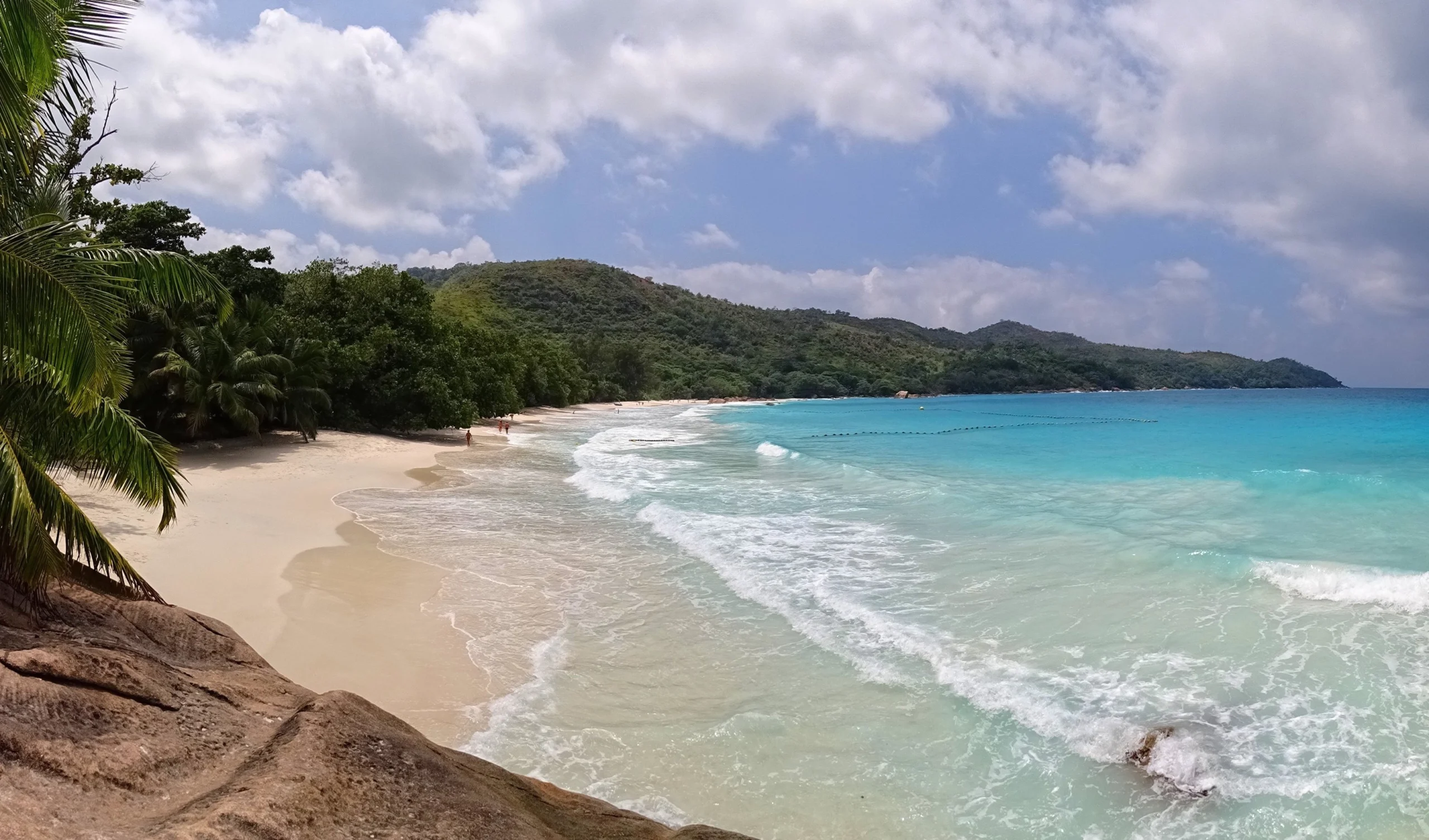 Toàn cảnh Anse Lazio với đá granit và cây xanh