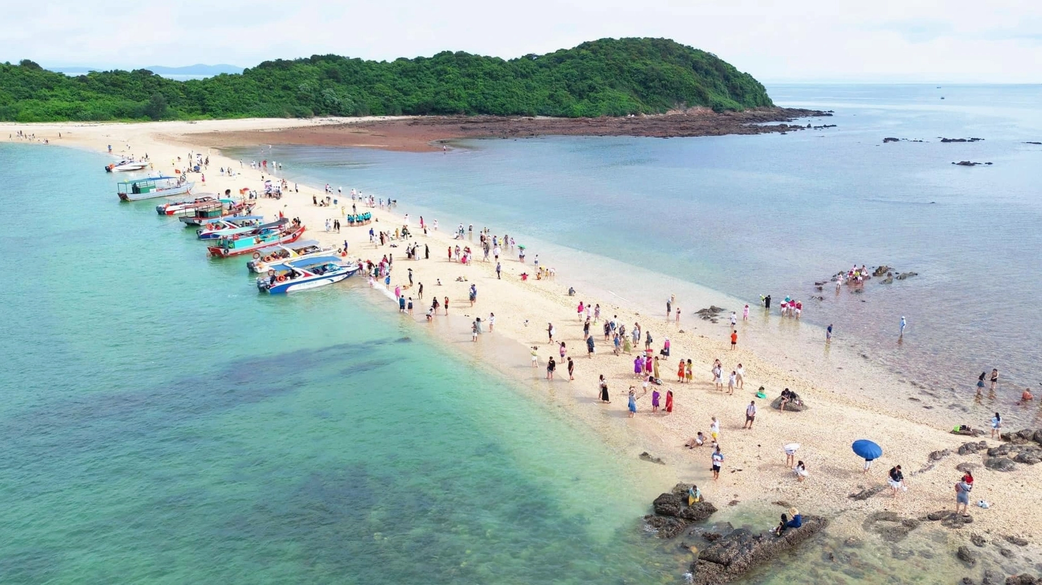 Toàn cảnh đảo Cô Tô Con từ trên cao