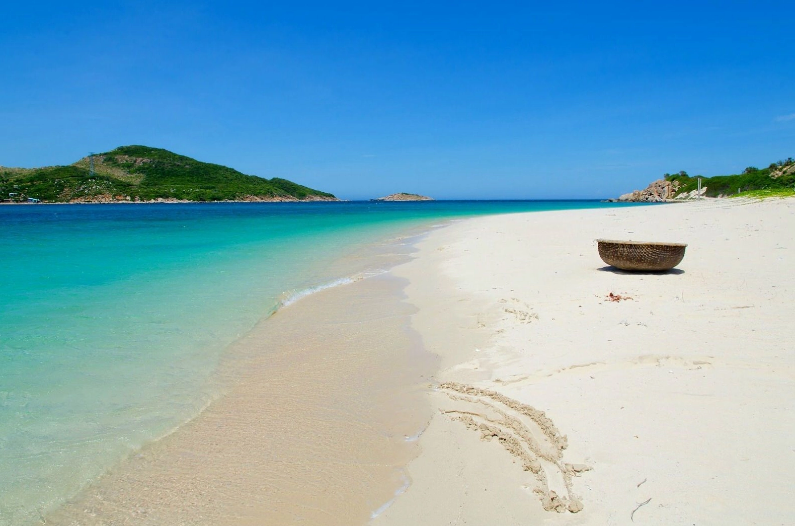 Toàn cảnh Bãi biển Ninh Chữ với bờ cát trắng và làn nước xanh biếc