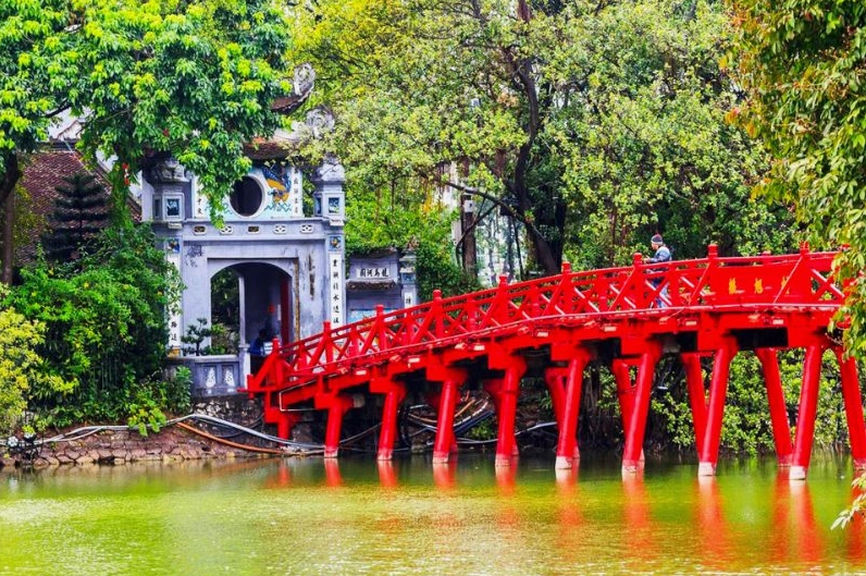 Toàn cảnh Cầu Thê Húc nhìn từ bờ hồ Gươm