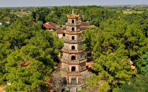 Toàn cảnh chùa Thiên Mụ nhìn từ sông Hương