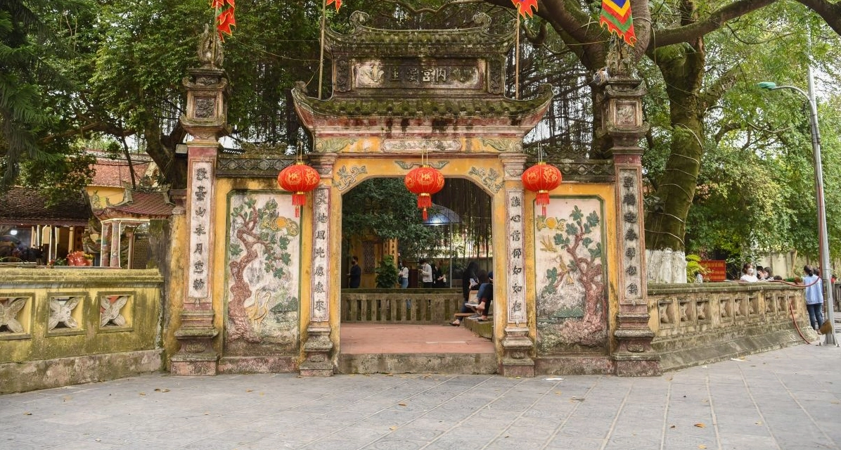 Toàn cảnh Đền Cùng Giếng Ngọc nhìn từ xa