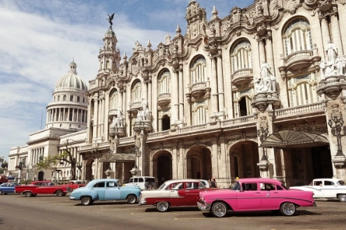 Toàn cảnh Havana về đêm với những tòa nhà cổ kính và ánh đèn lung linh