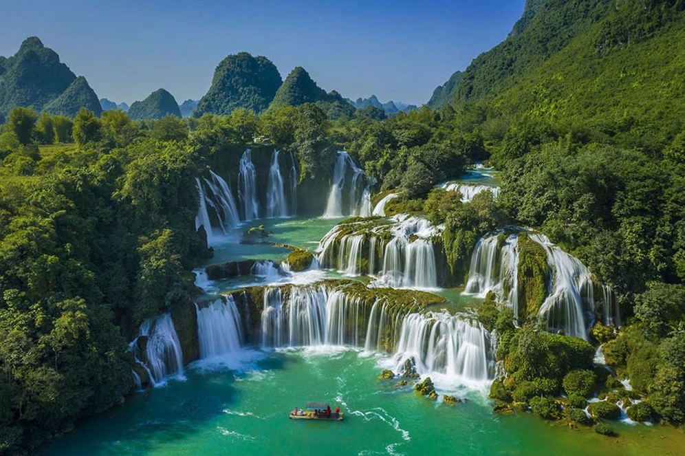 Toàn cảnh Thác Bản Giốc hùng vĩ