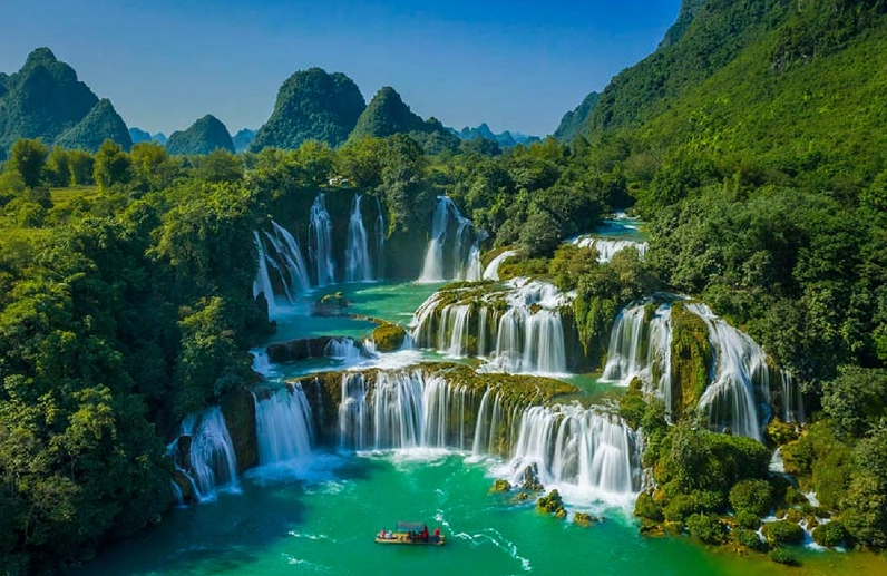 Toàn cảnh Thác Bản Giốc hùng vĩ