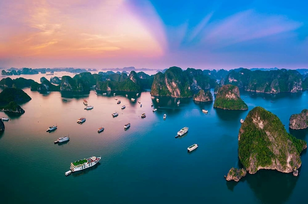 Toàn cảnh Vịnh Hạ Long hùng vĩ