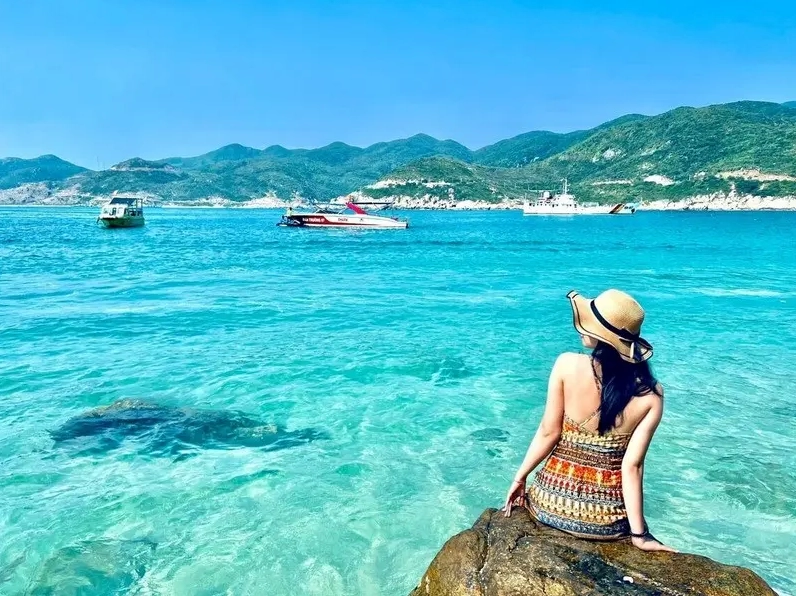 Toàn cảnh Vịnh Vĩnh Hy xanh ngắt