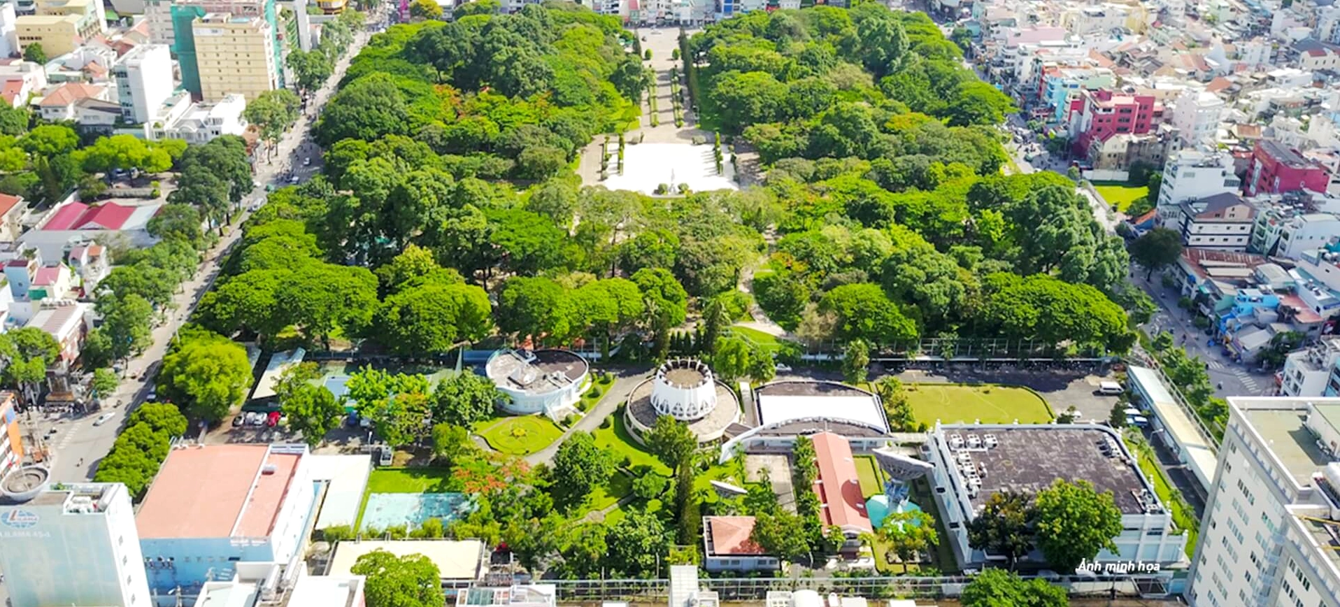 Trẻ em vui chơi tại khu vực dành cho thiếu nhi trong Công viên Lê Văn Tám
