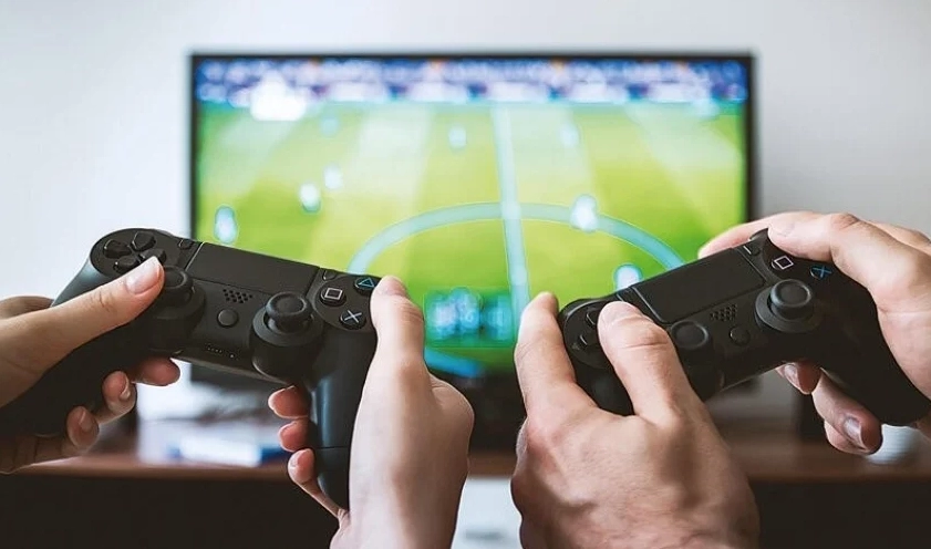 Trò chơi điện tử là gì? Hình ảnh minh họa một người đang chơi game.