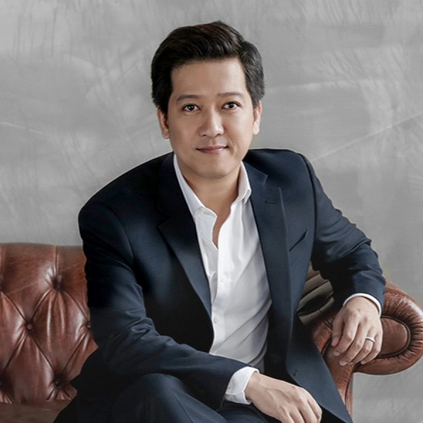 Trường Giang biểu diễn trên sân khấu