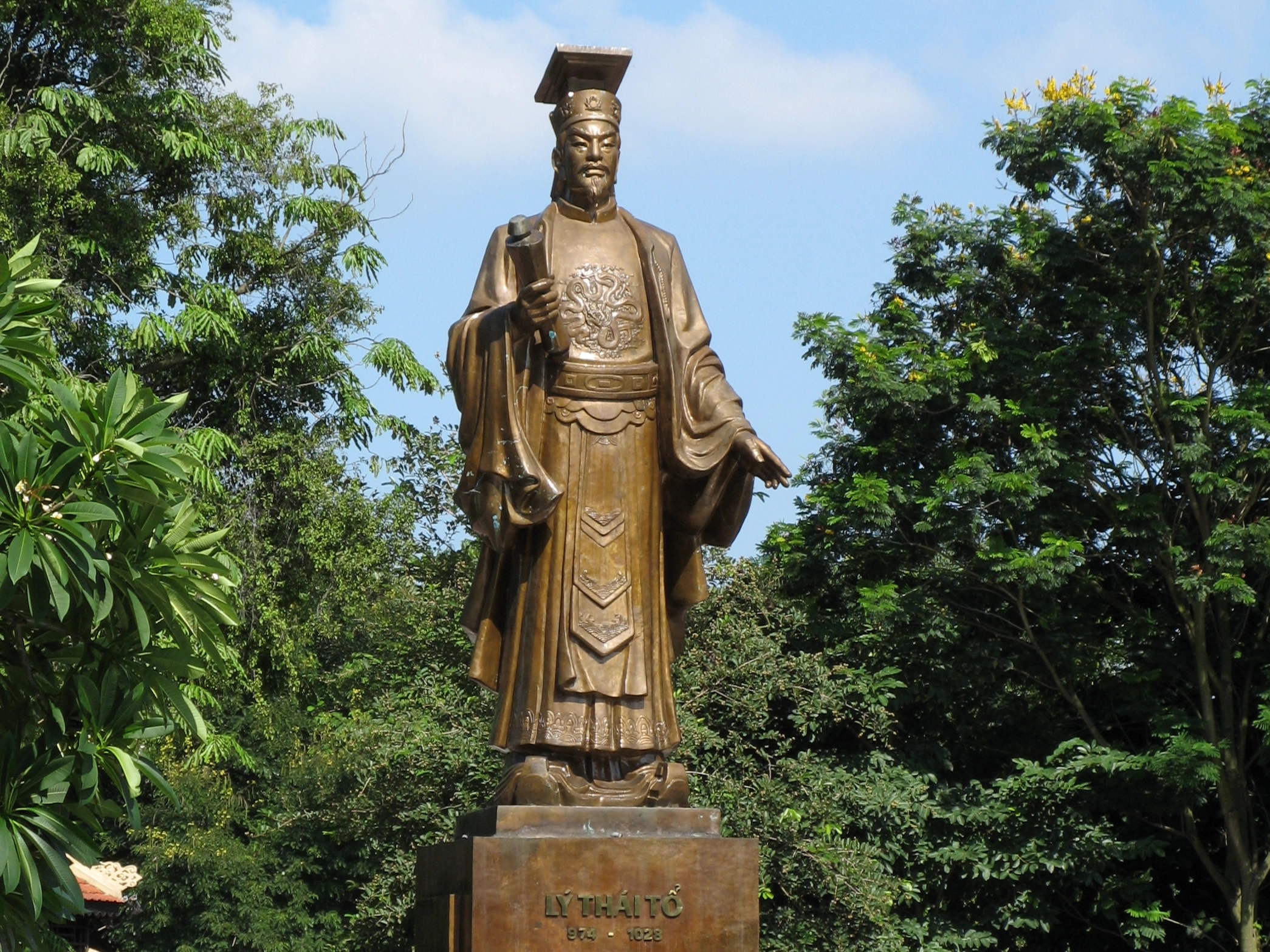 Tượng đài Lý Thái Tổ tại Hà Nội