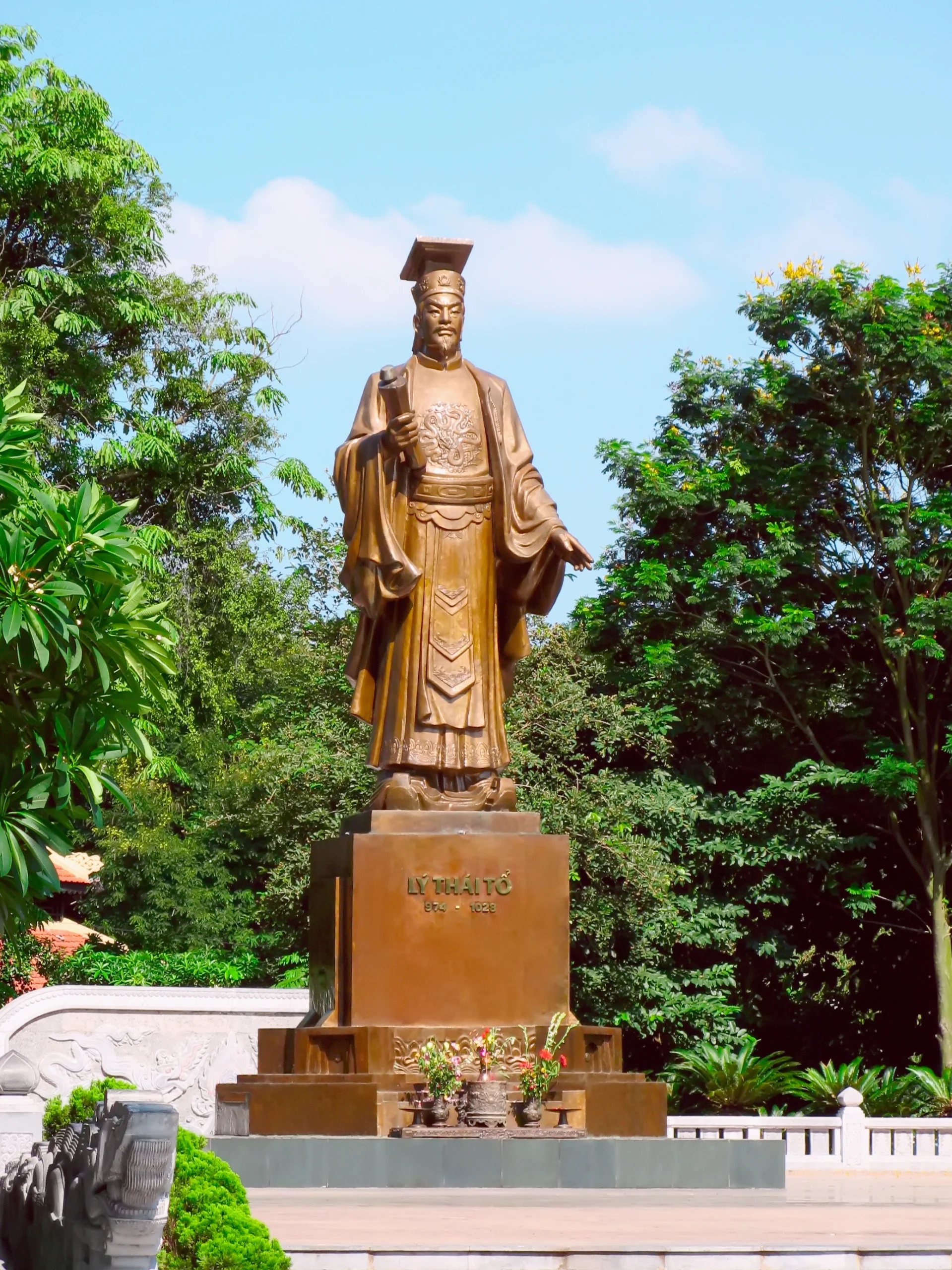Tượng vua Lý Thái Tổ ở Huế