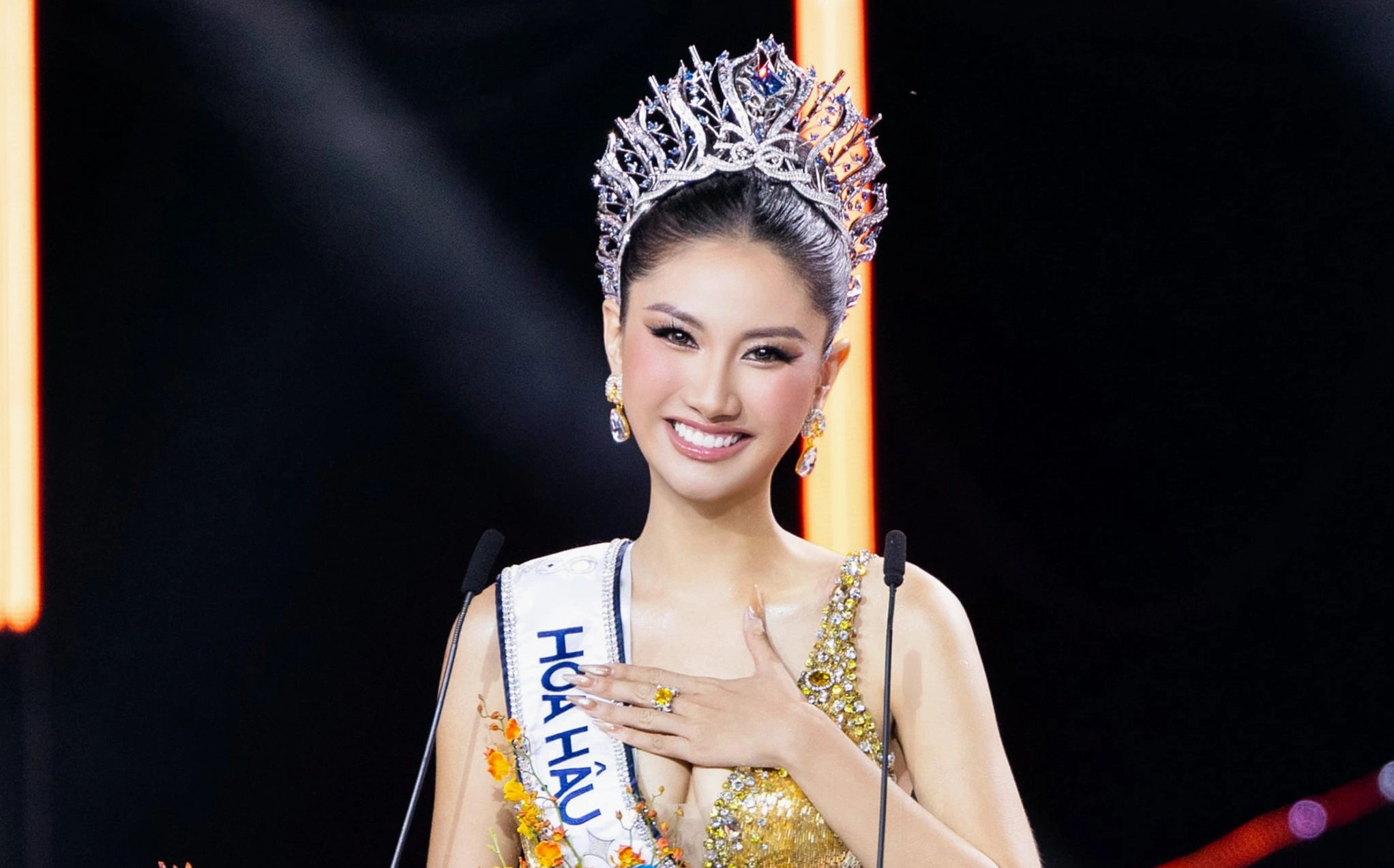 Đương kim Hoa hậu Hoàn Vũ Việt Nam trong trang phục dạ hội lộng lẫy