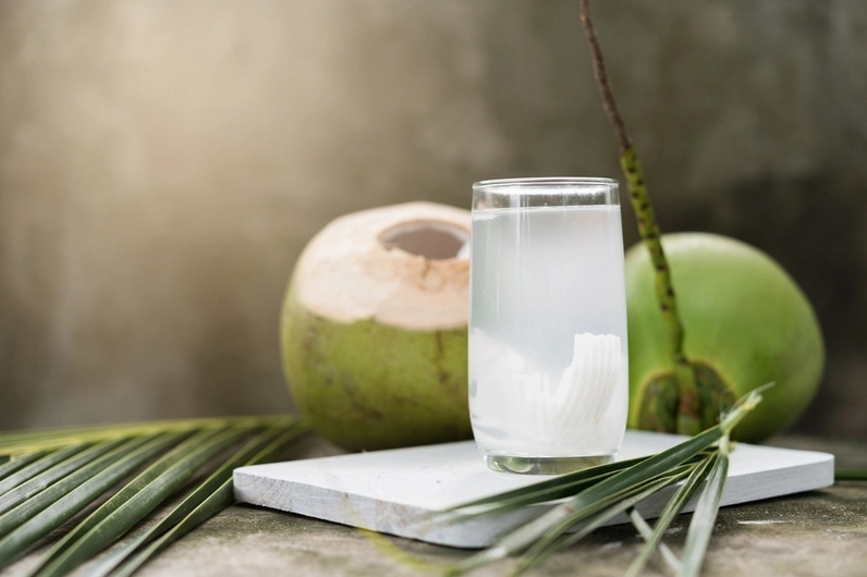 Uống nước dừa sau khi tập thể dục