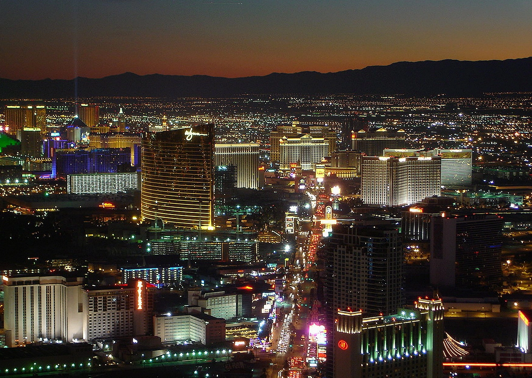 Đường Strip Las Vegas về đêm