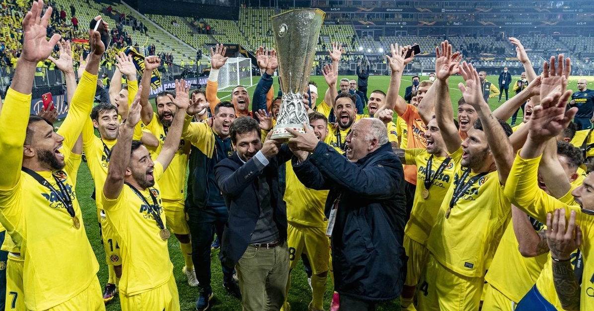 Villarreal CF nâng cúp Europa League 2021