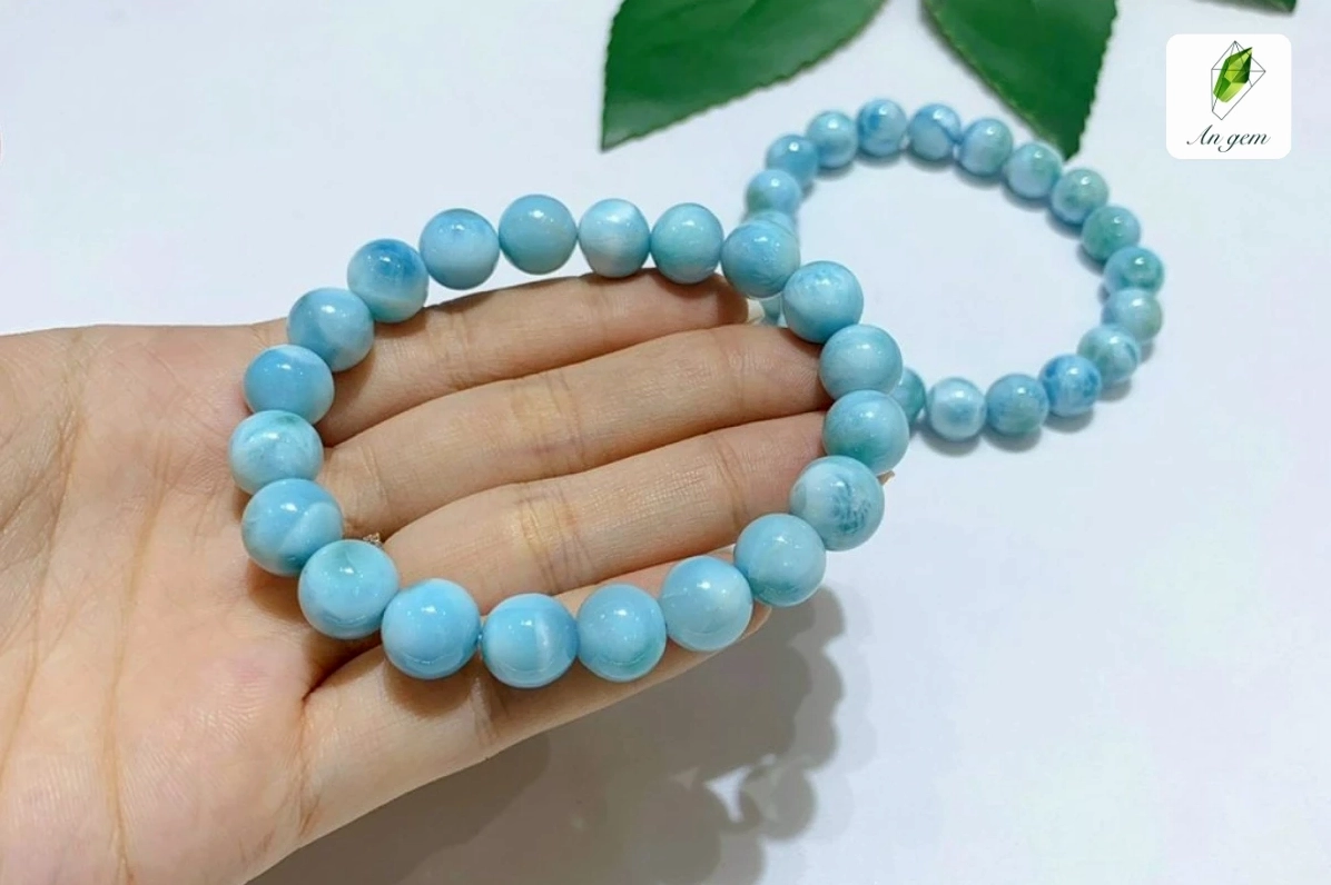 Vòng đá phong thủy mệnh Thủy cho nữ sang trọng