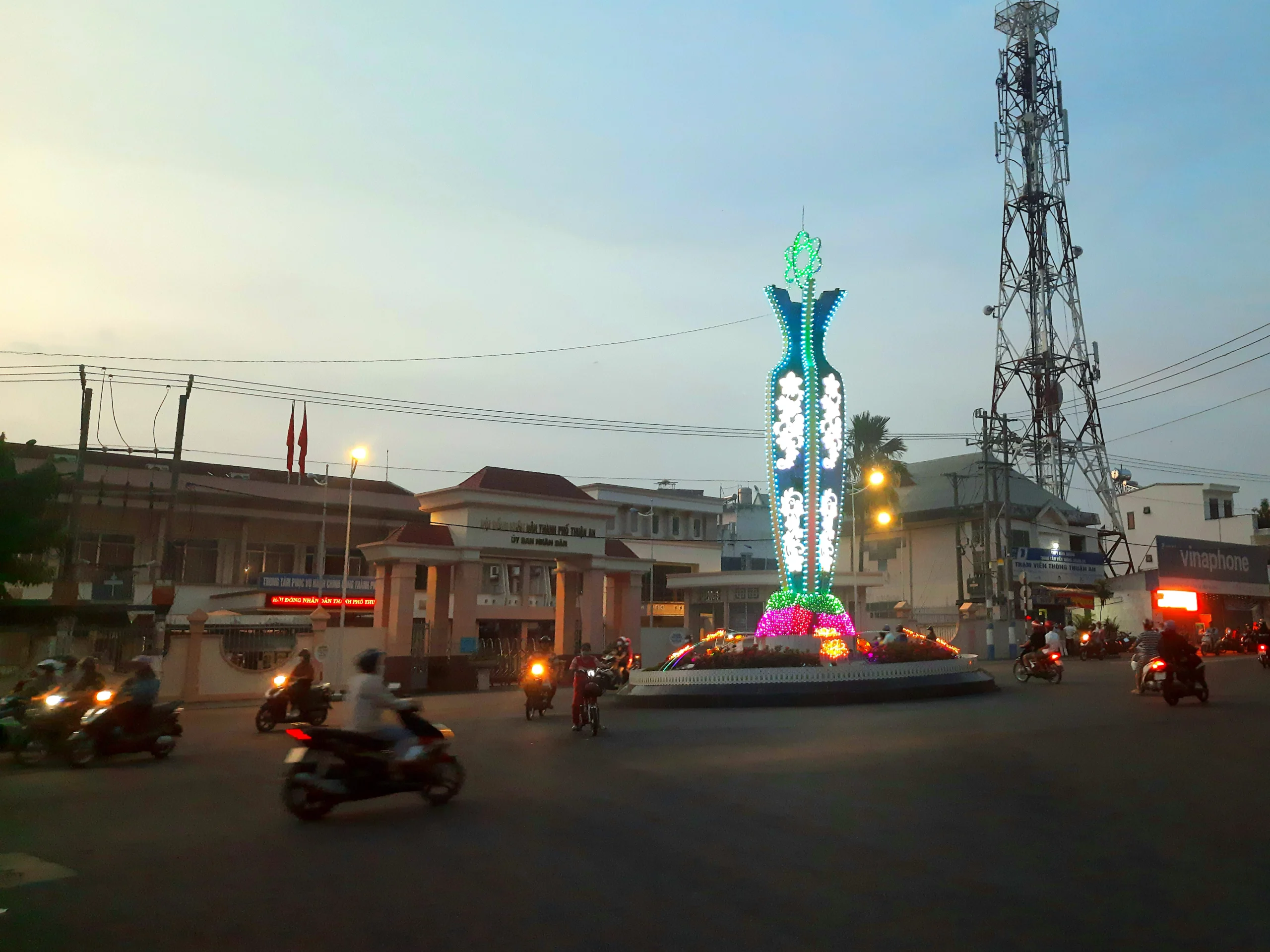 Vòng xoay trung tâm thành phố Thuận An