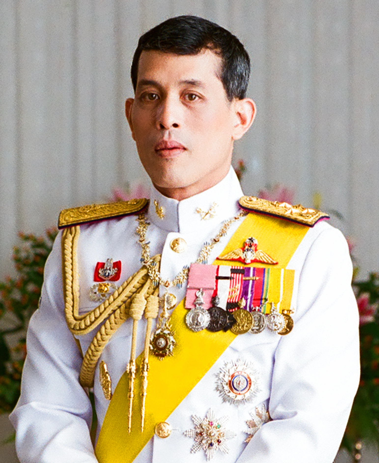Vua Maha Vajiralongkorn (Rama X) trong trang phục hoàng gia