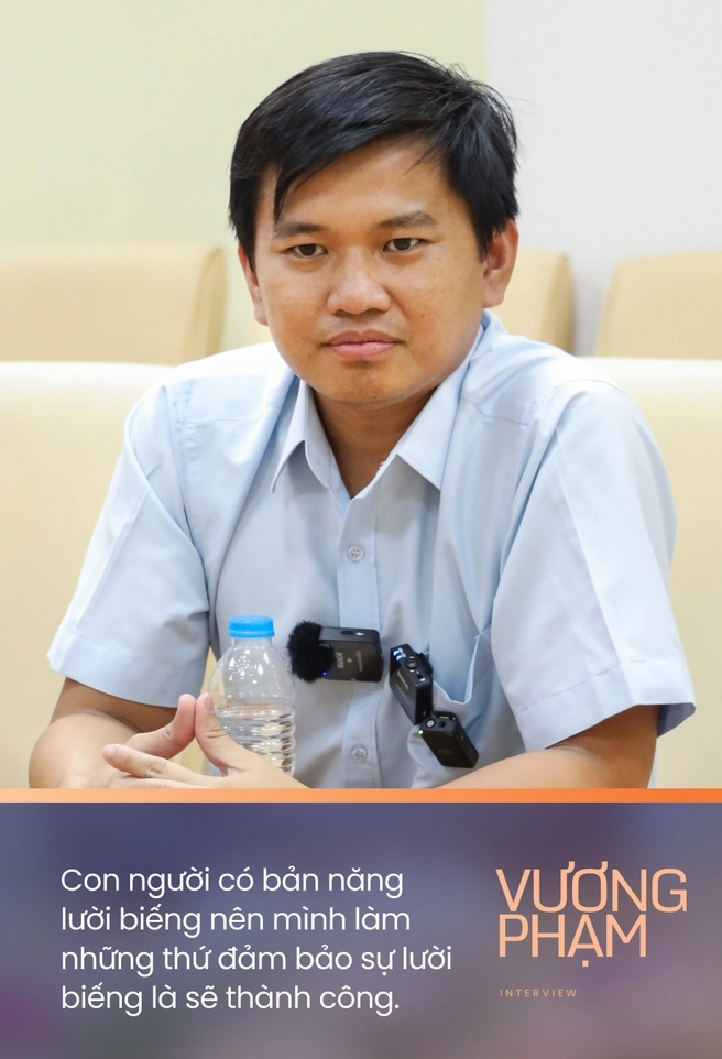 Vương Phạm trong một buổi chia sẻ về kinh doanh