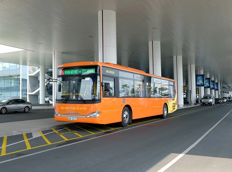 Xe bus dừng đón trả khách tại sân bay Nội Bài