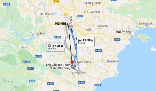 Xe khách di chuyển trên đường cao tốc Hà Nội - Ninh Bình