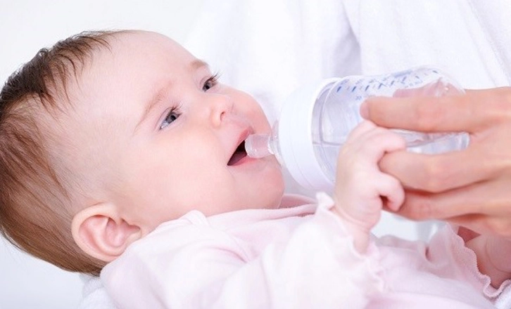 Bé 6 tháng tuổi đang ngồi ăn dặm