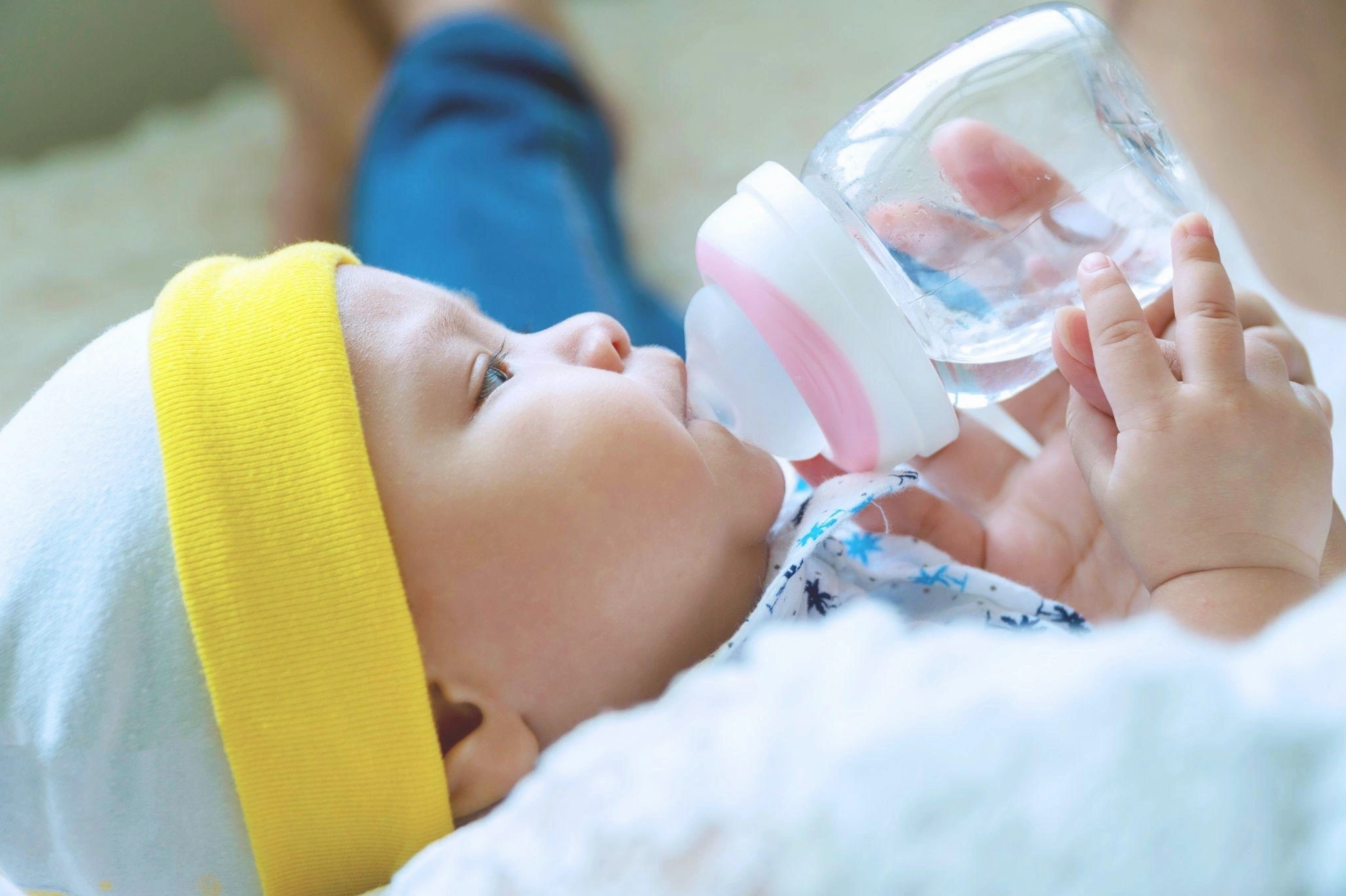 Bé 6 tháng tuổi khỏe mạnh đang vui chơi
