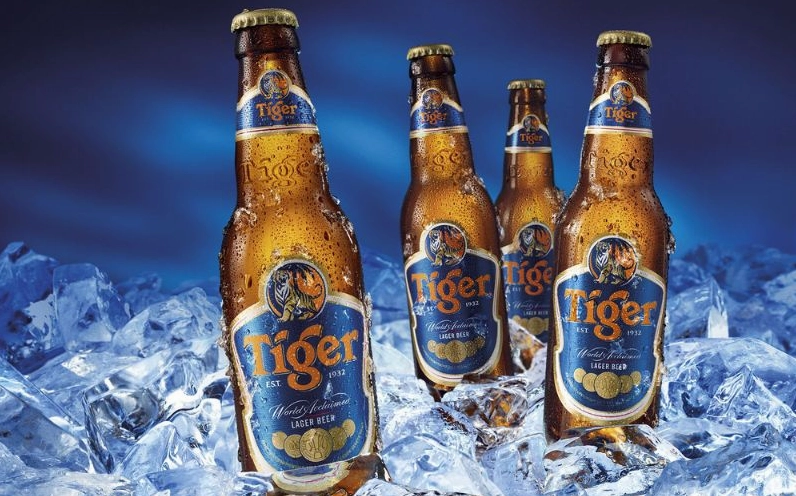 Bia Tiger dạng chai và lon với ly bia