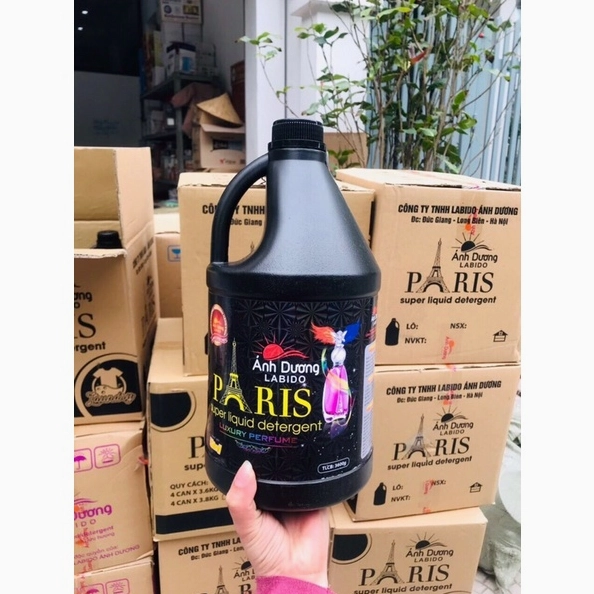 Cận cảnh chai nước giặt Paris