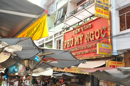 Cặp đôi trao nhẫn cưới