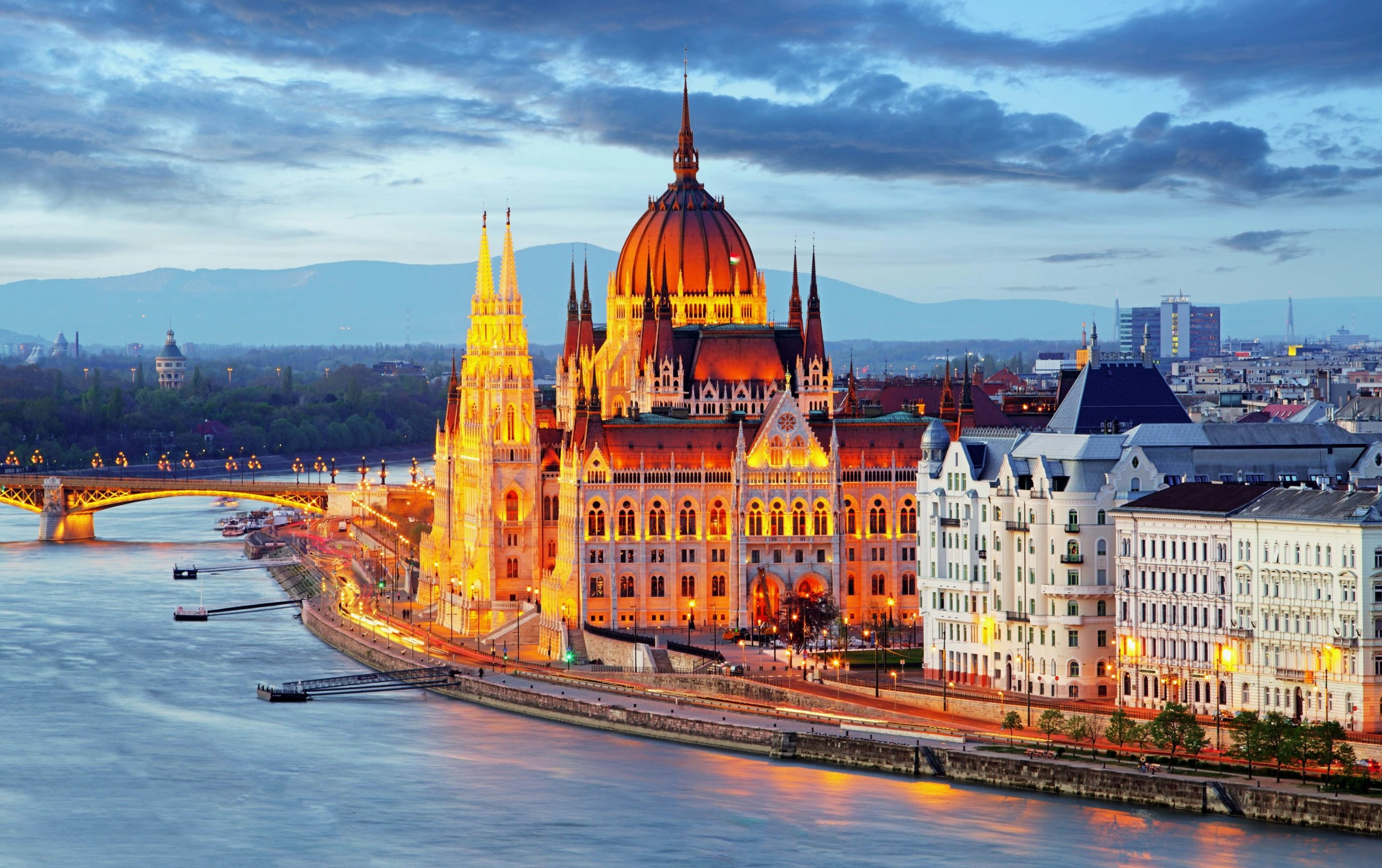 Cầu Széchenyi về đêm ở Budapest