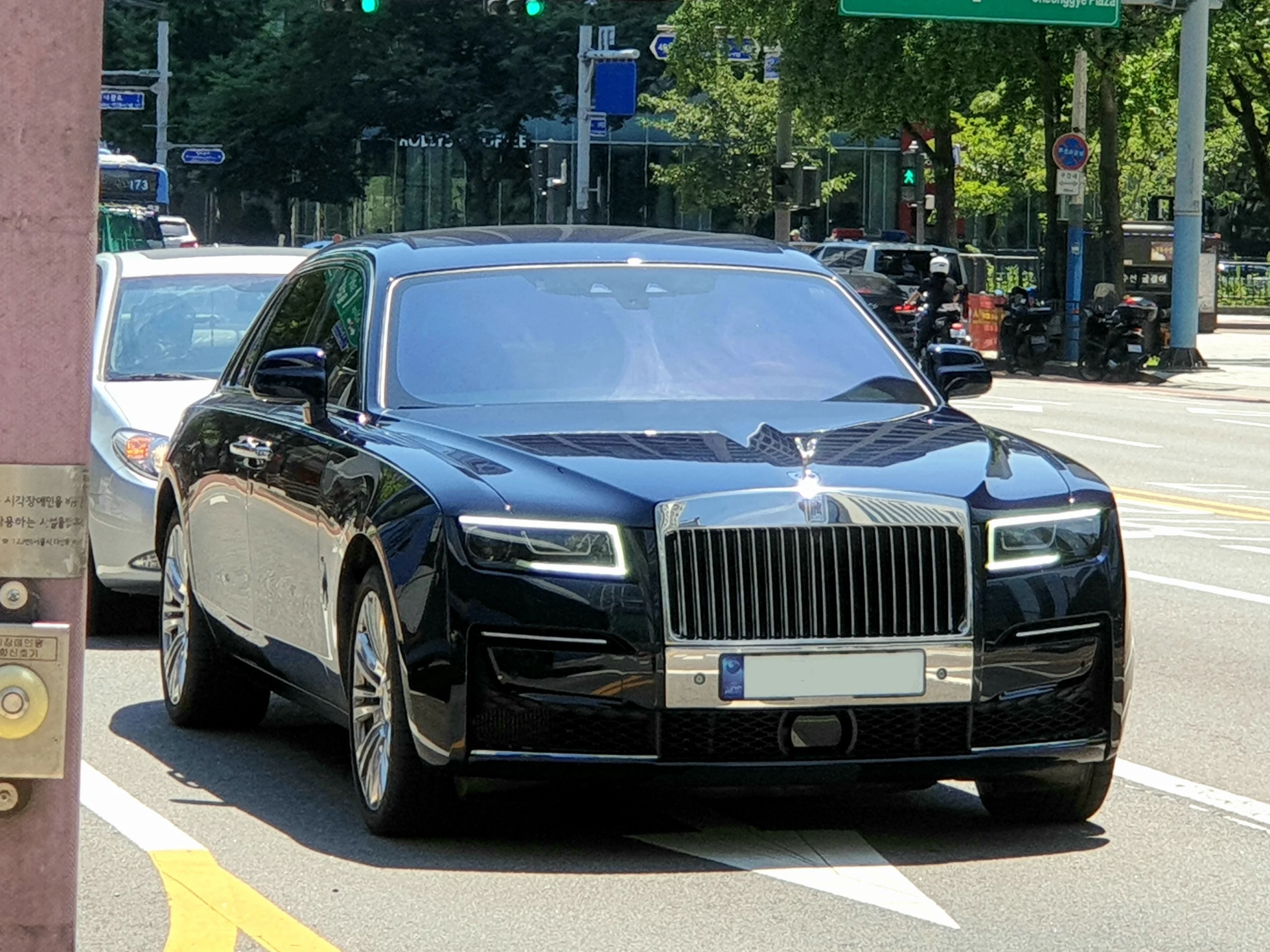 Chiếc Rolls-Royce Ghost màu xanh