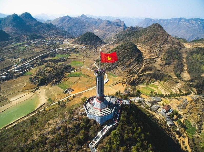 Cờ đỏ sao vàng bay phấp phới tại Cột cờ Lũng Cú