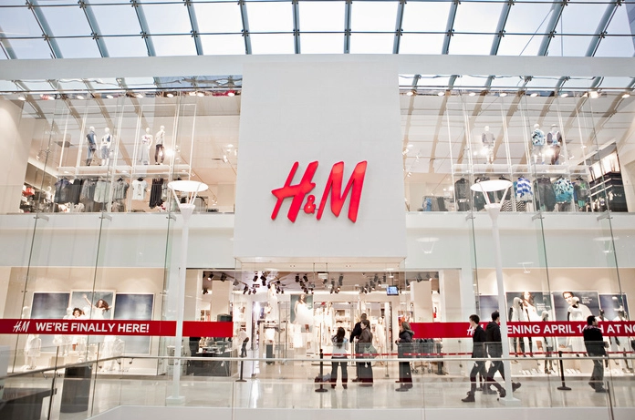 Cửa hàng H&M với nhiều sản phẩm thời trang.