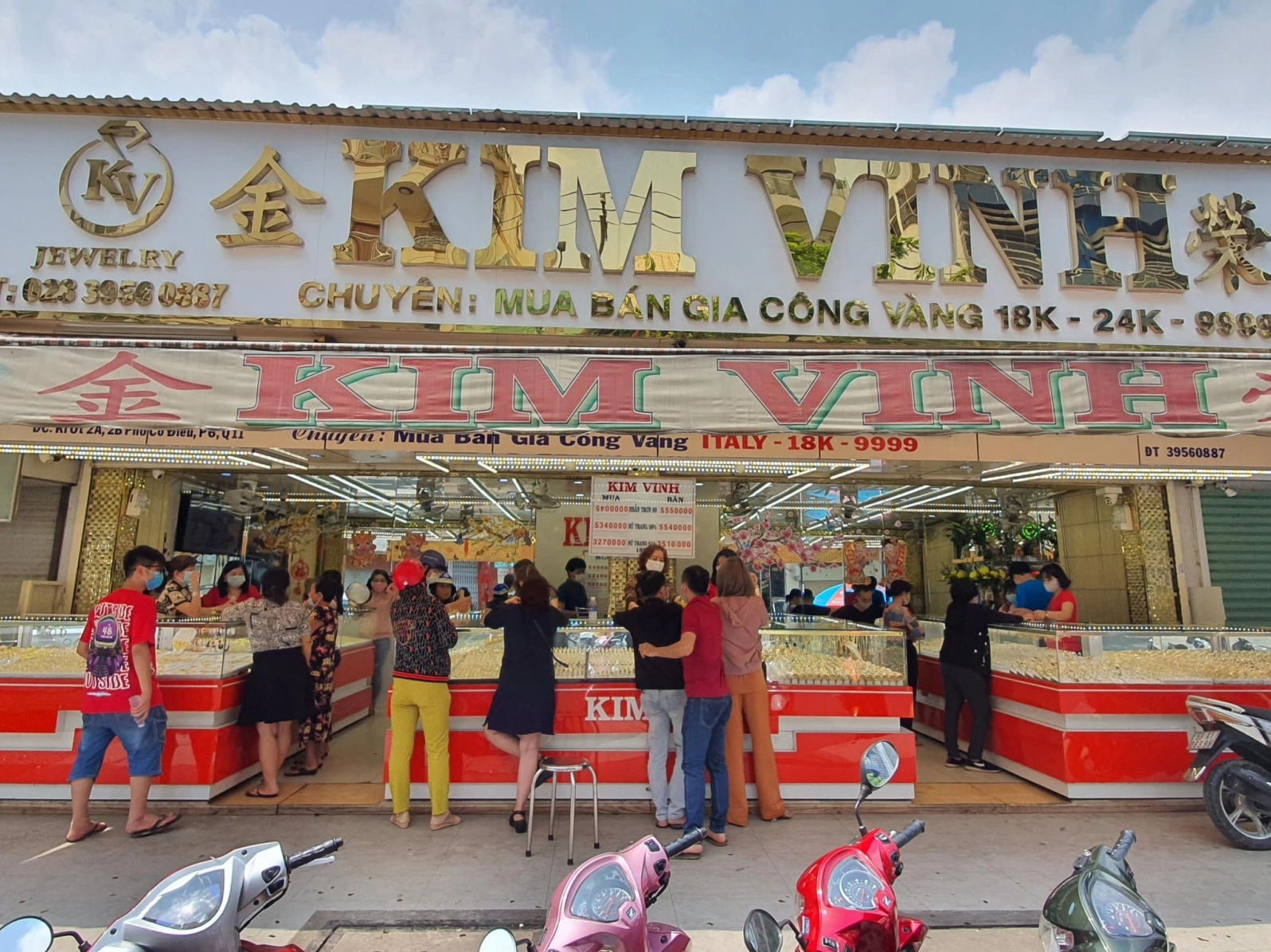 Cửa hàng Tiệm Vàng Kim Vinh Nha Trang trưng bày nhiều mẫu trang sức lộng lẫy