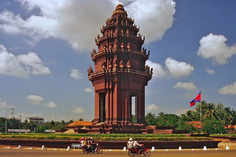 Cuộc sống nhộn nhịp bên bờ sông Mê Kông ở Phnom Penh
