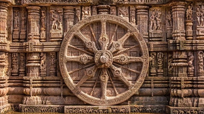 Du khách tham quan Đền thờ Mặt Trời Konark