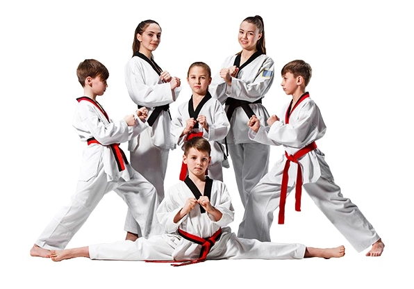 Huấn luyện viên hướng dẫn võ sinh Taekwondo thực hiện kỹ thuật