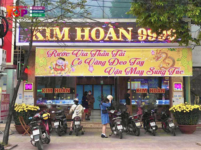 Không gian trưng bày trang sức tại tiệm vàng kim hoàn Đồng Hới