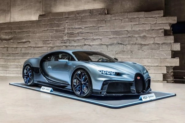Logo Bugatti và một chiếc xe Bugatti cổ điển