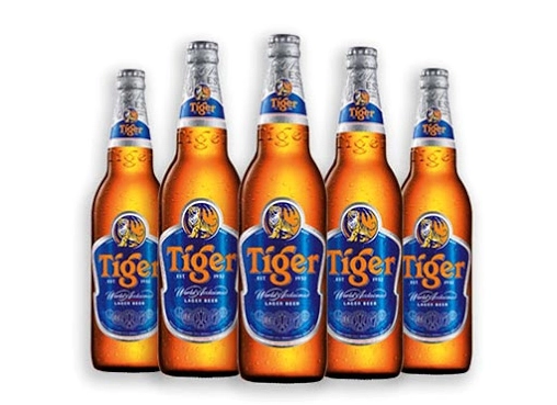 Lon bia Tiger được đặt trên nền tối