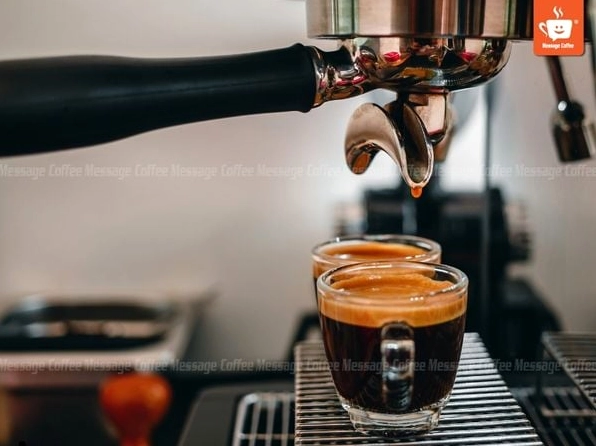 Lớp crema dày trên ly espresso