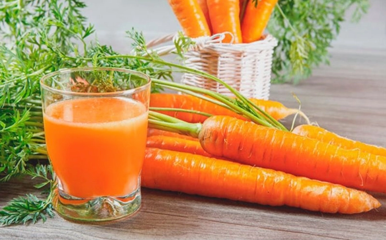 Ly nước ép cà rốt tươi mát
