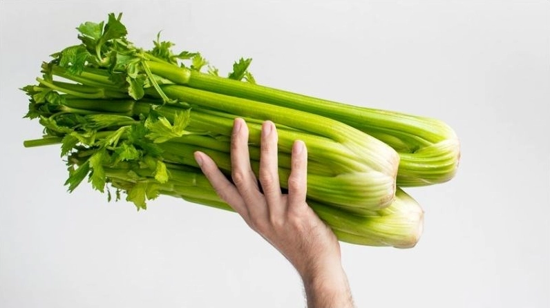 Ly nước ép cần tây trong bữa ăn