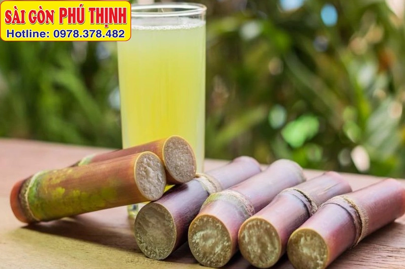 Ly nước mía tươi mát trên bàn