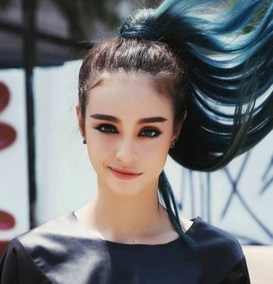 Mlee biểu diễn trên sân khấu